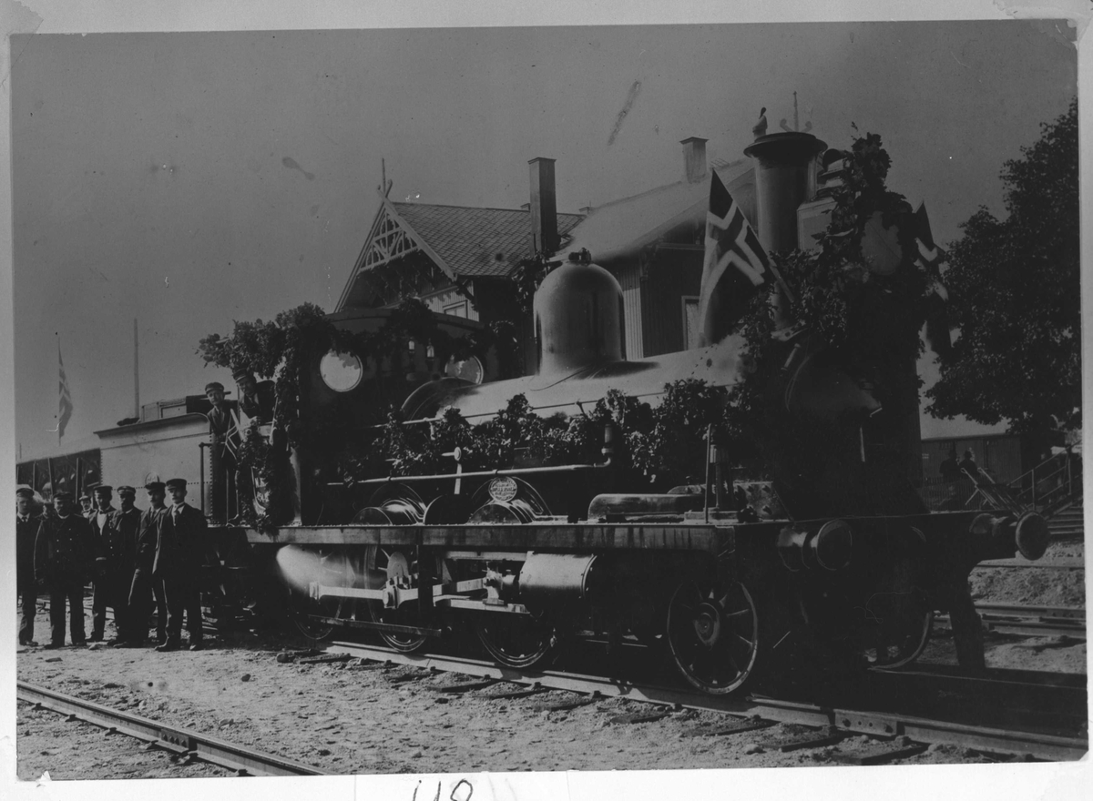 Jubileumstoget. Damp lokomotiv ved stasjonen 1904. 50-års jubileum.