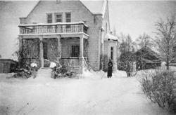 Ingegerd Bingen utenfor boligen i Gml. Strømsveien 74