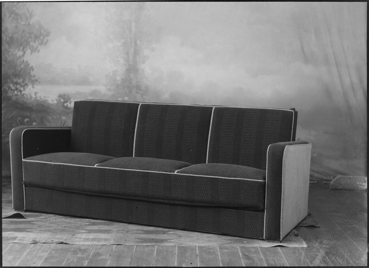 Studio opptak av en sofa.