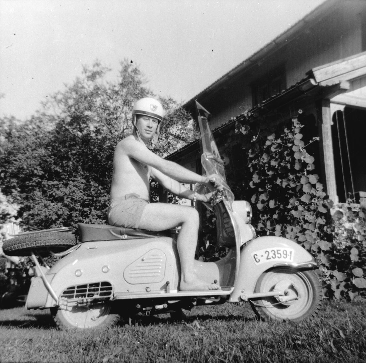 Olav Haugen på scooter 1958.