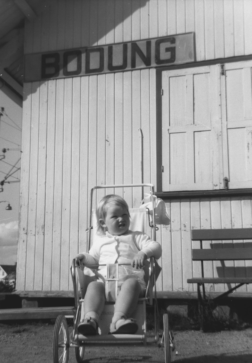 Ingerid Haugen, 3 år, på Bodung stasjon 1964.