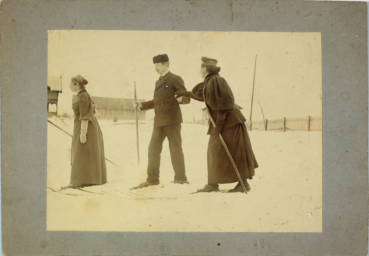 Tre personer på skitur. Eidsvoll 1896.