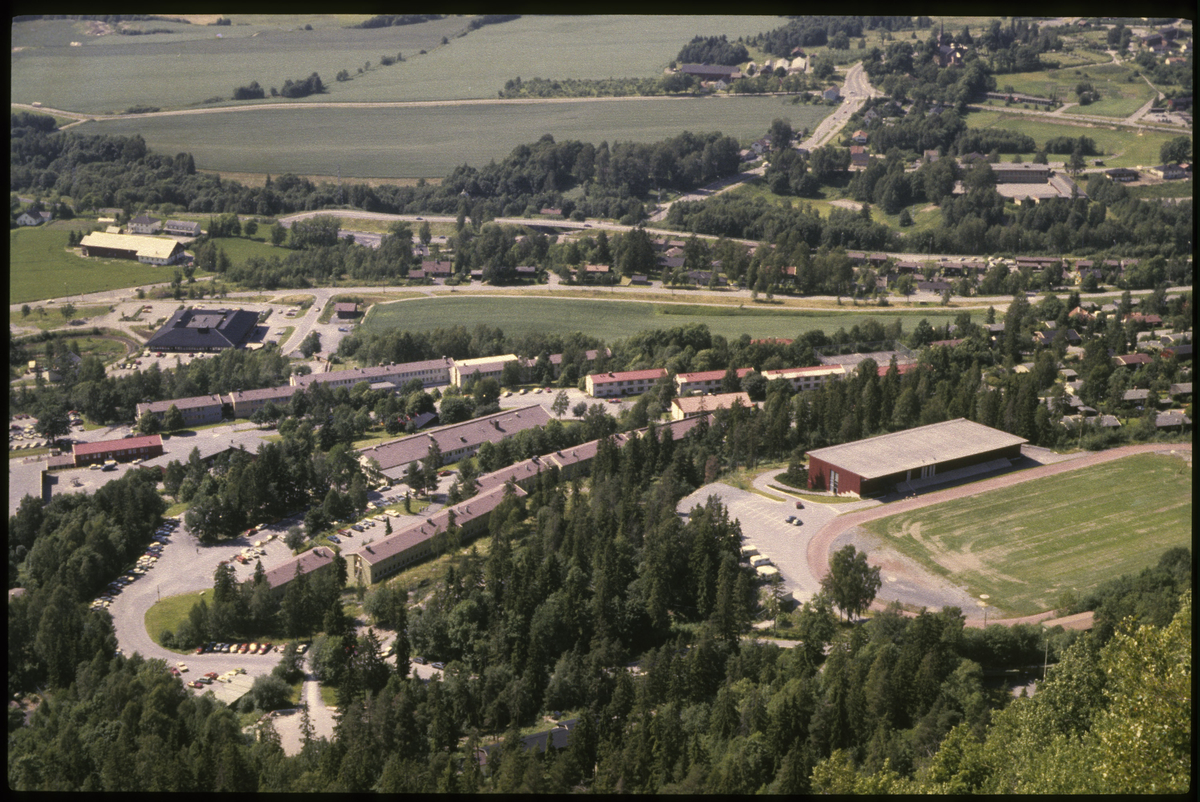 Utsiktsbilde fra Kolsåstoppen over NATO-leiren og Kolsåssenteret