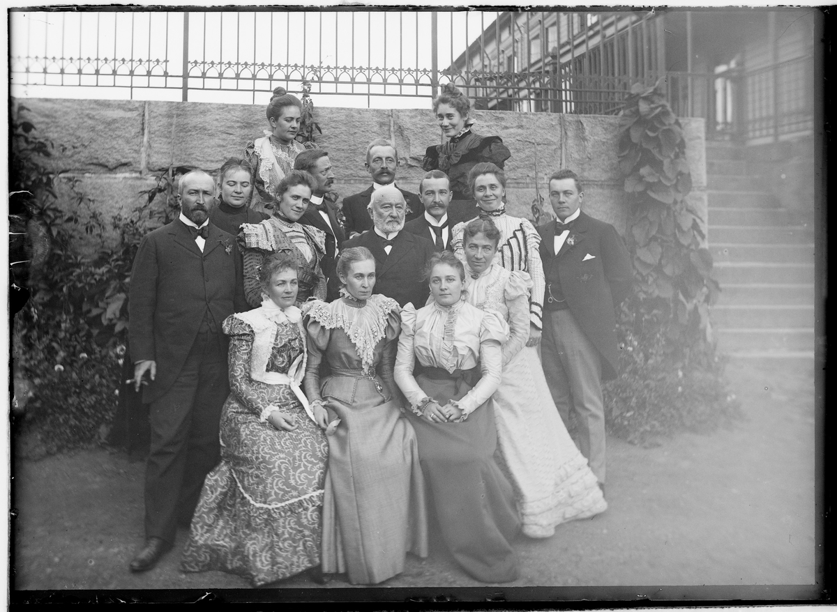 Familien Mathiesen med barn og svigerbarn foran trappa på Linderud Gård ...