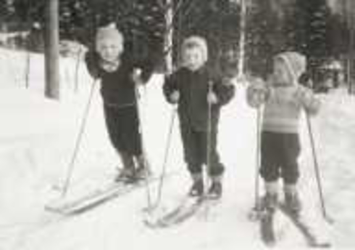 Tre barn på ski i 1965