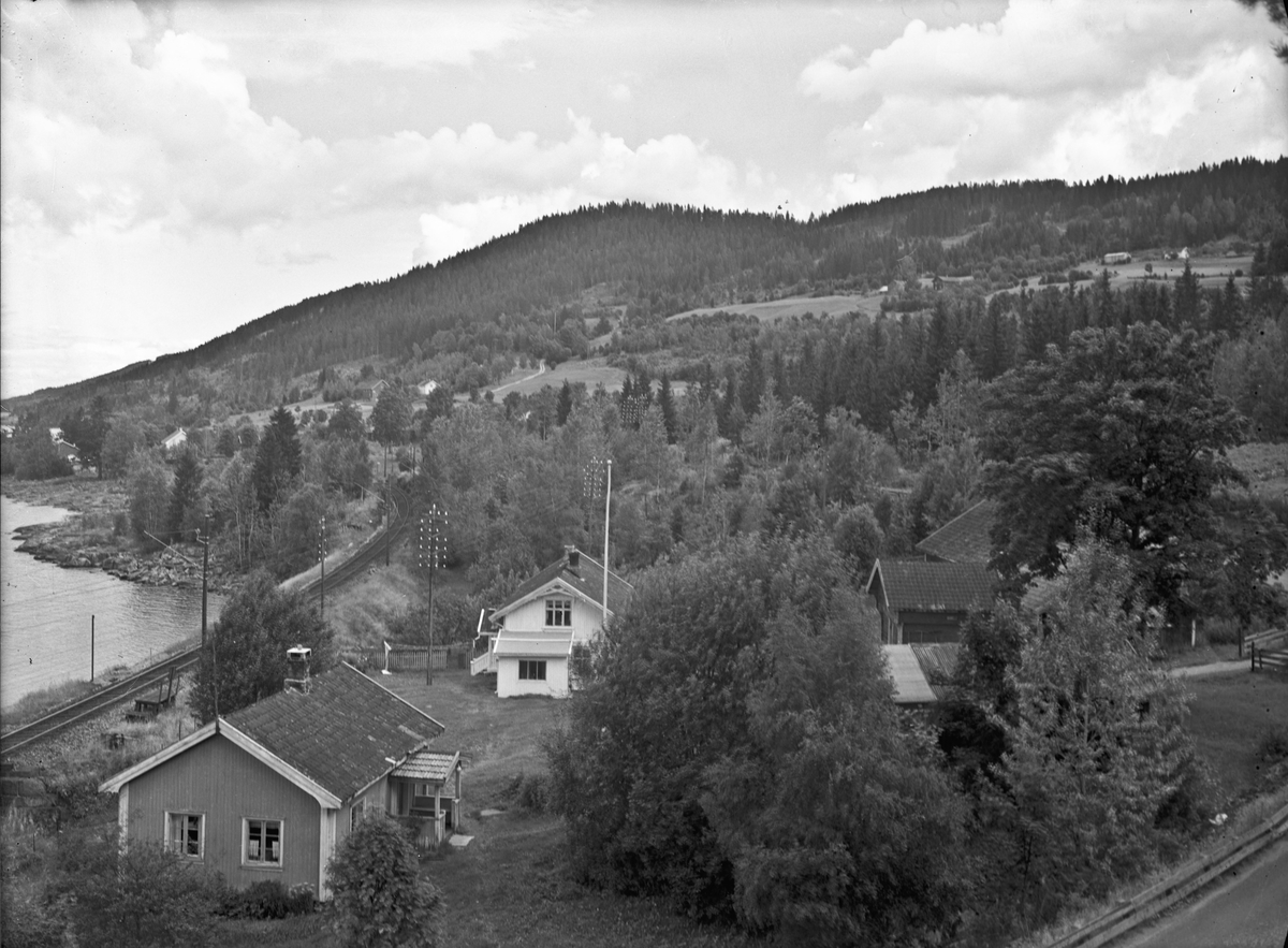 Morskogen. Ved Korslund. Småbruket Dalsrud. Revet p.g.a E6 på slutten av 1960-tallet. Nedre Korslund i bakgrunnen. Jernbanen er elektrisk.