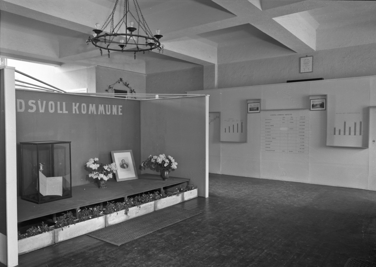 Fra bygdeutstillingen i 1955.  Eidsvoll Kommune har stilt ut Wergelandspokalen.