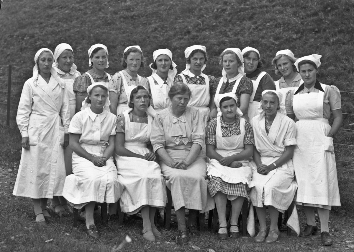 Eidsvoll Kommunale Husmorskole. Bestyrer og lærer (1912-1950) Ingeborg Hilde i midten foran.