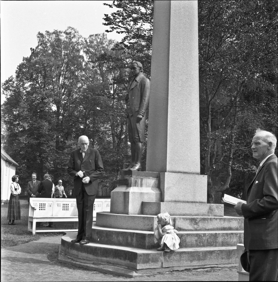 Eidsvoll Museumslag. Tilstelning ved Nicolai og Henrik Wergelands grav, samt Eidsvollbygningen 14.06.1964.