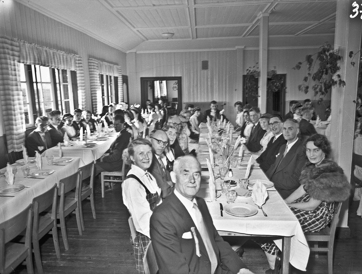 Lærere og elever/russ ved Eidsvoll Landsgymnas. Rektor Brakstad foran. Marit Sundli til venstre for han. Eirik Sundli nr. 2 fra høyre.
