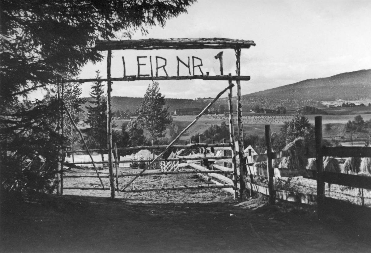 Måe gård. Fra Arbeidstjenesten – Leir nr. 1. Bildet er  fra ettersommeren 1940.