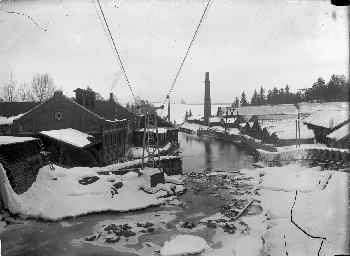 Eidsvoll Verk Teglverk og Mago A
Mago A, det første av sliperiene langs Andelven fra 1880. Mellom sliperiene Mago A, B, C og papirfabrikken i Bøhnsdalen gikk en 2300 meter lang taubane med en kapasitet på 20 000 tonn pr. år ved dagdrift. Teglverket på høyre side av elven var i drift fra 1878 til ca. 1925. Det ble produsert murstein, takstein og drensrør.