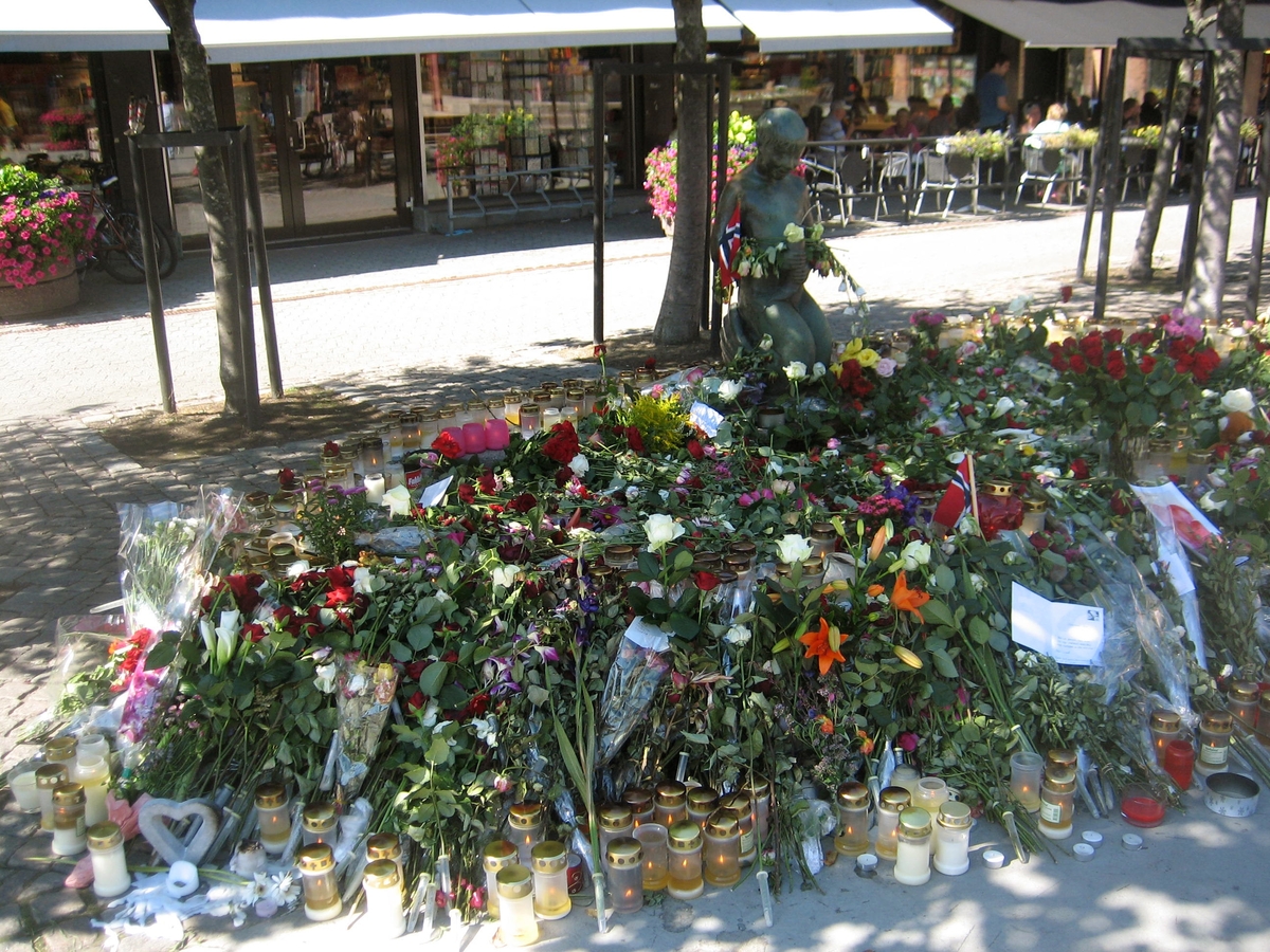 Minner etter terrorhandlingen den 22. juli 2011. Blomster, kort og lykter ved Havgutten på Lillestrøm torg.