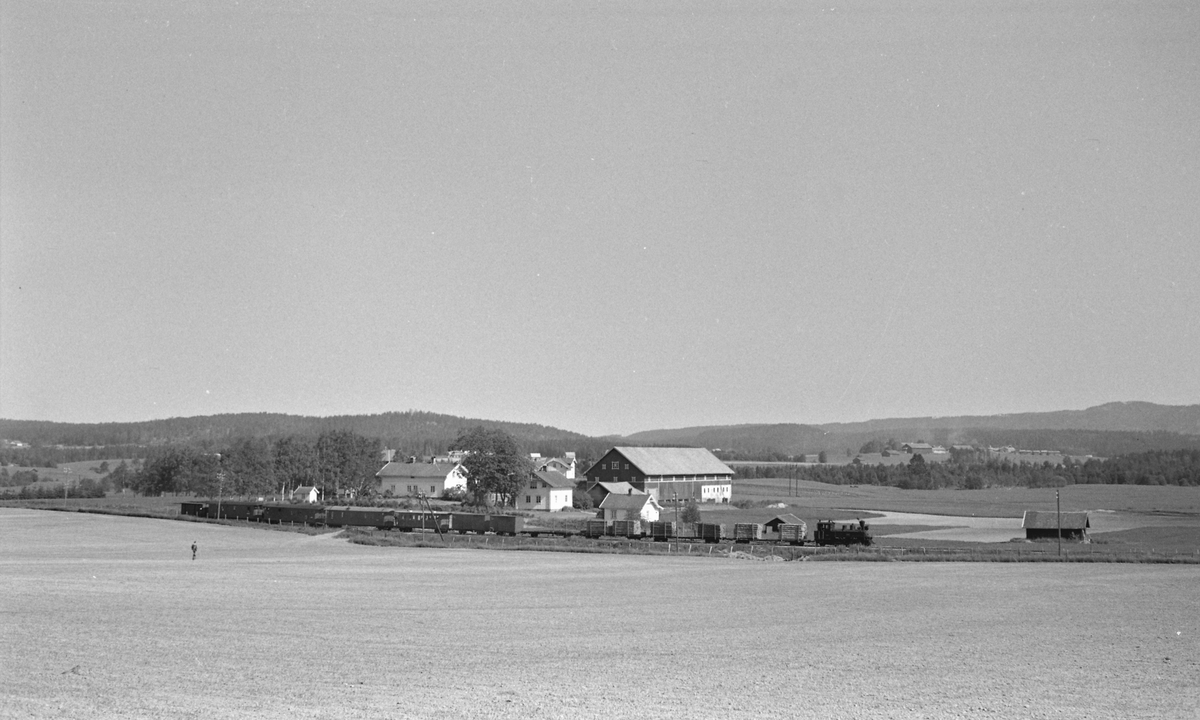 Tog retning Skulerud v/Store Lier gård på strekningen Lierfoss -  Bjørkelangen .
