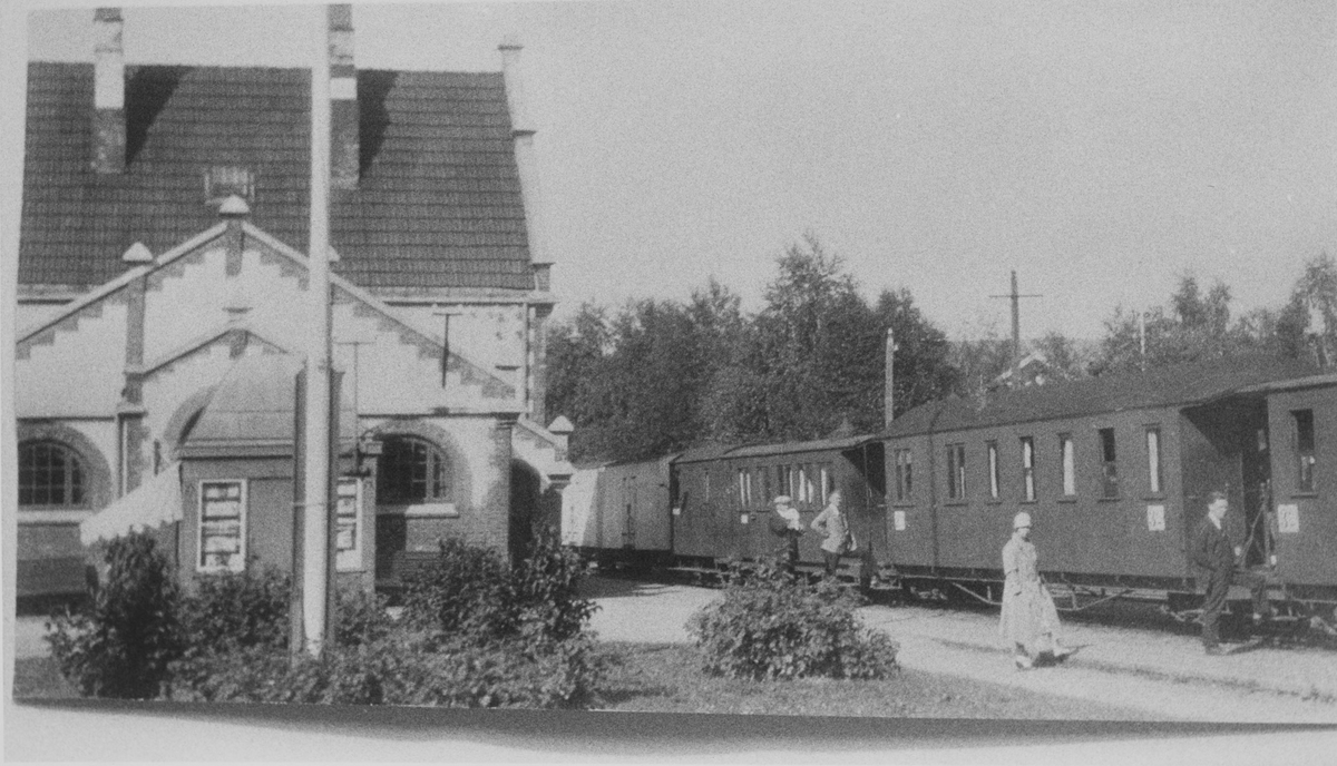 Toget avventer avgang fra Sørumsand stasjon.