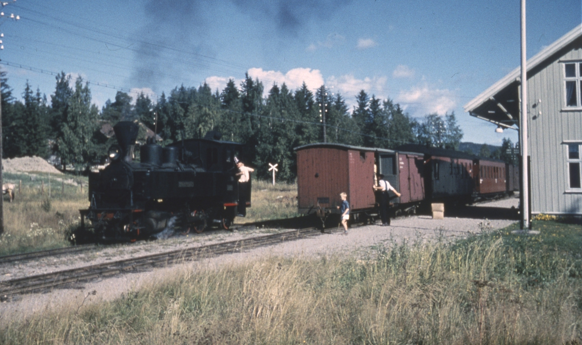 Tog 2051 til Skulerud skifter på Fosser stasjon.