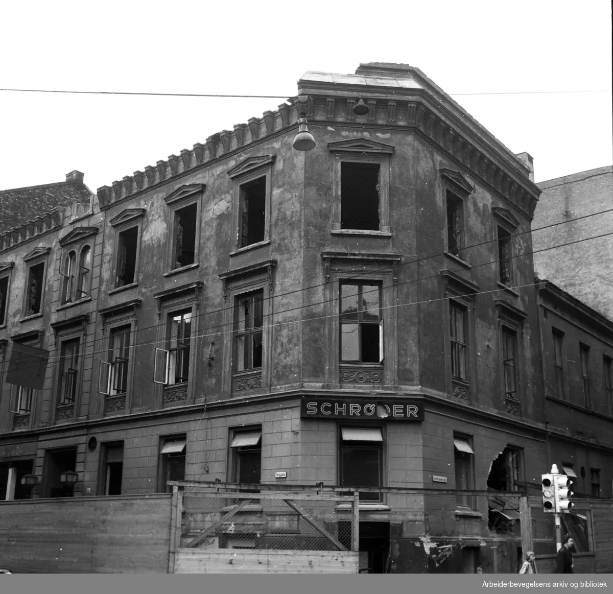 Det gamle Folkets Hus rives..Torggata 14 (Oslo Arbeidersamfund med Schrøder) rives,.september 1954