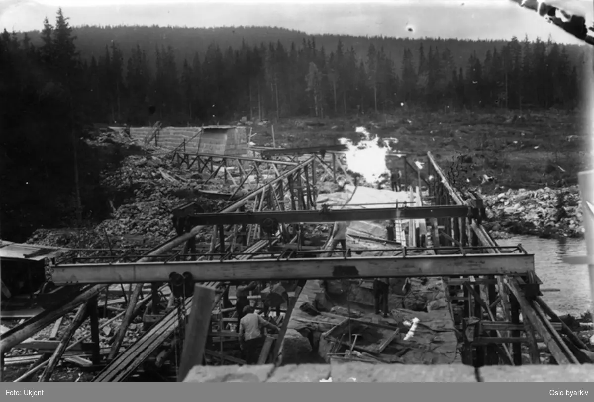 Den nye Øyungsdammen (ferdig 1916). Bygging av steindam. Stillaser og heiseinnretninger.