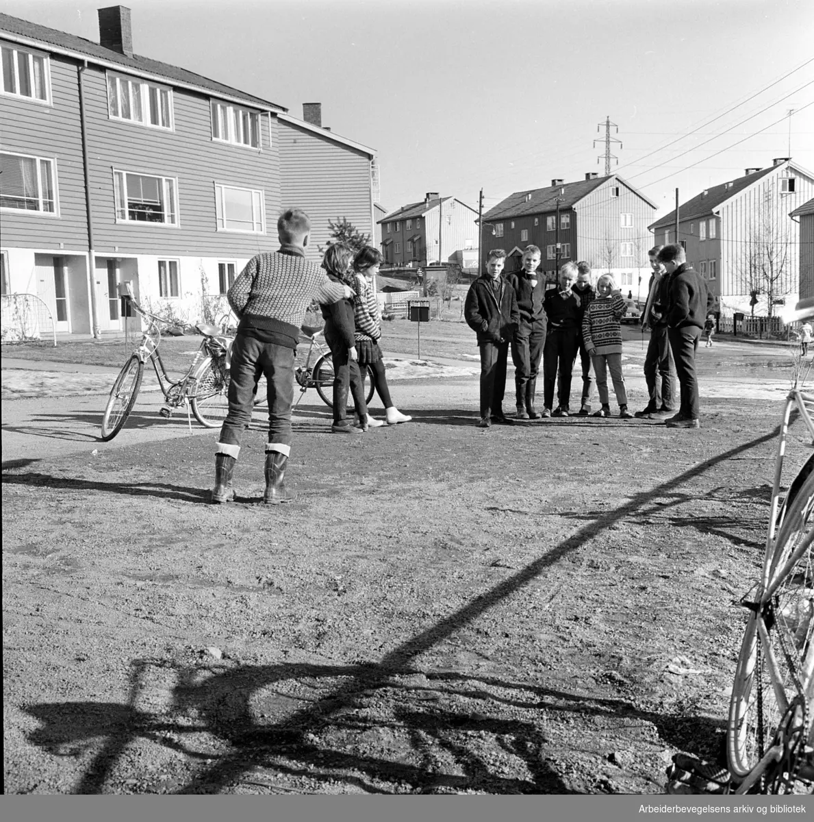 Barn kaster på stikka på Kalbakken, .mars 1964.