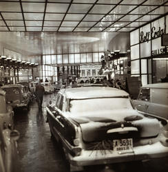 Biltrafikk i Folketeaterpassasjen,.desember 1962