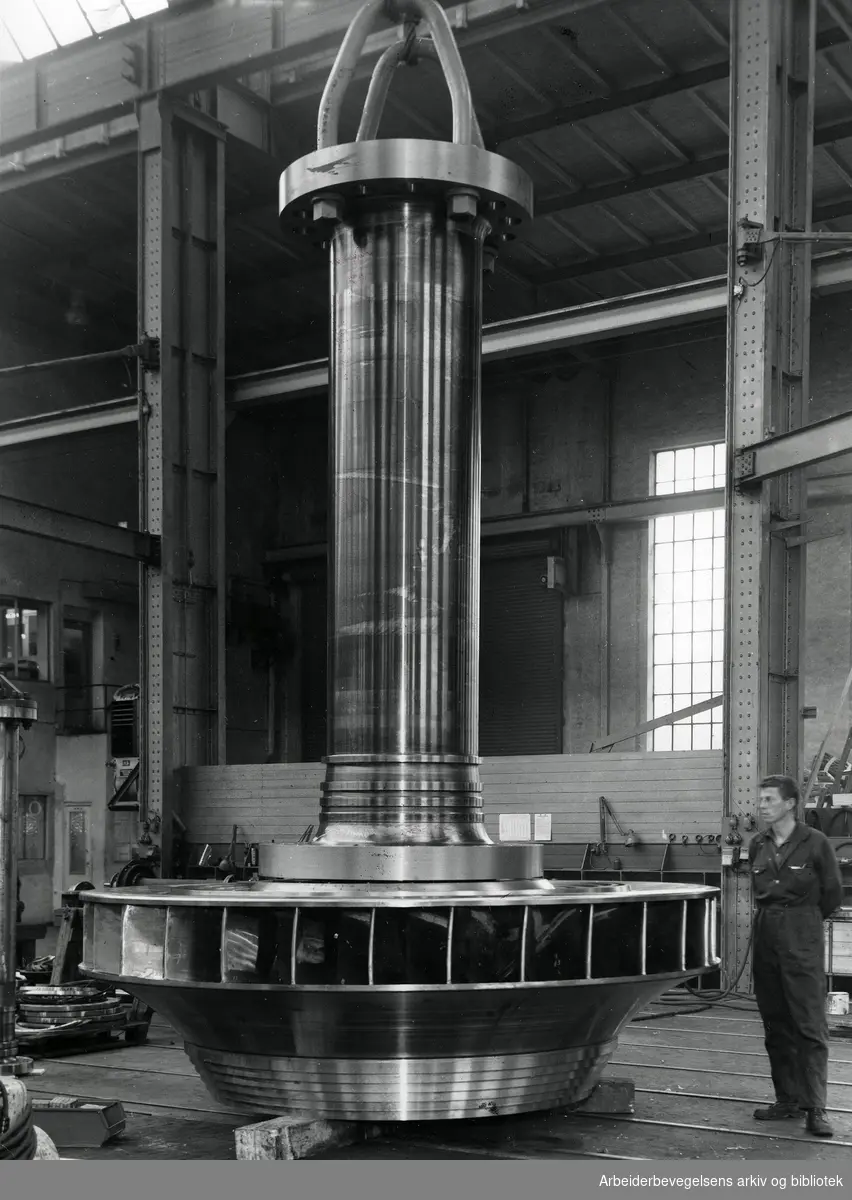 Kværner Brug - akselen til turbin nr.1 står klar for montering for senere å bli transportert til Tonstad,.november 1967