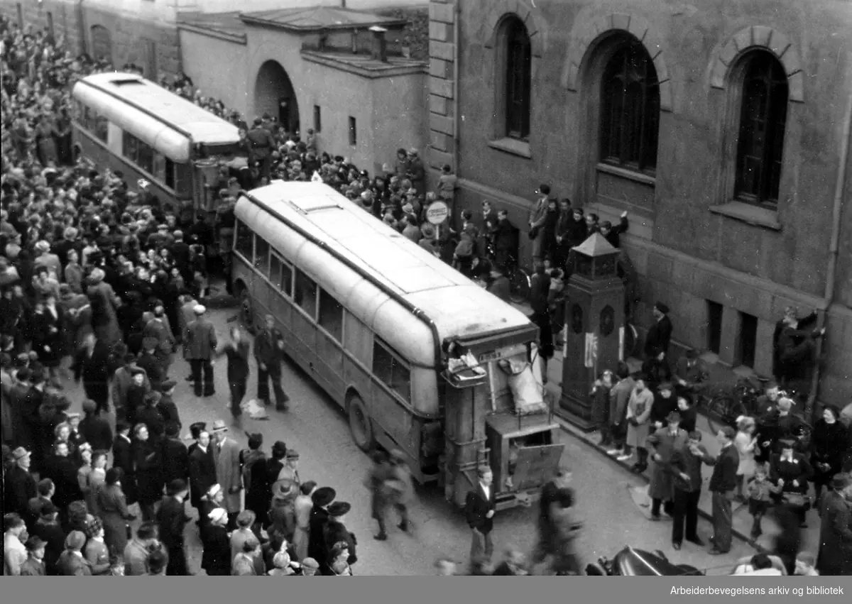 Krigen i Norge 1940 - 1945.Fangene på Møllergata 19 skal fraktes i Sporveiens busser til Grini for registrering og frigivelse..8. mai 1945