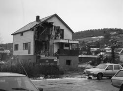 Riving av huset der hvor Nesset sparebank skal bygges.