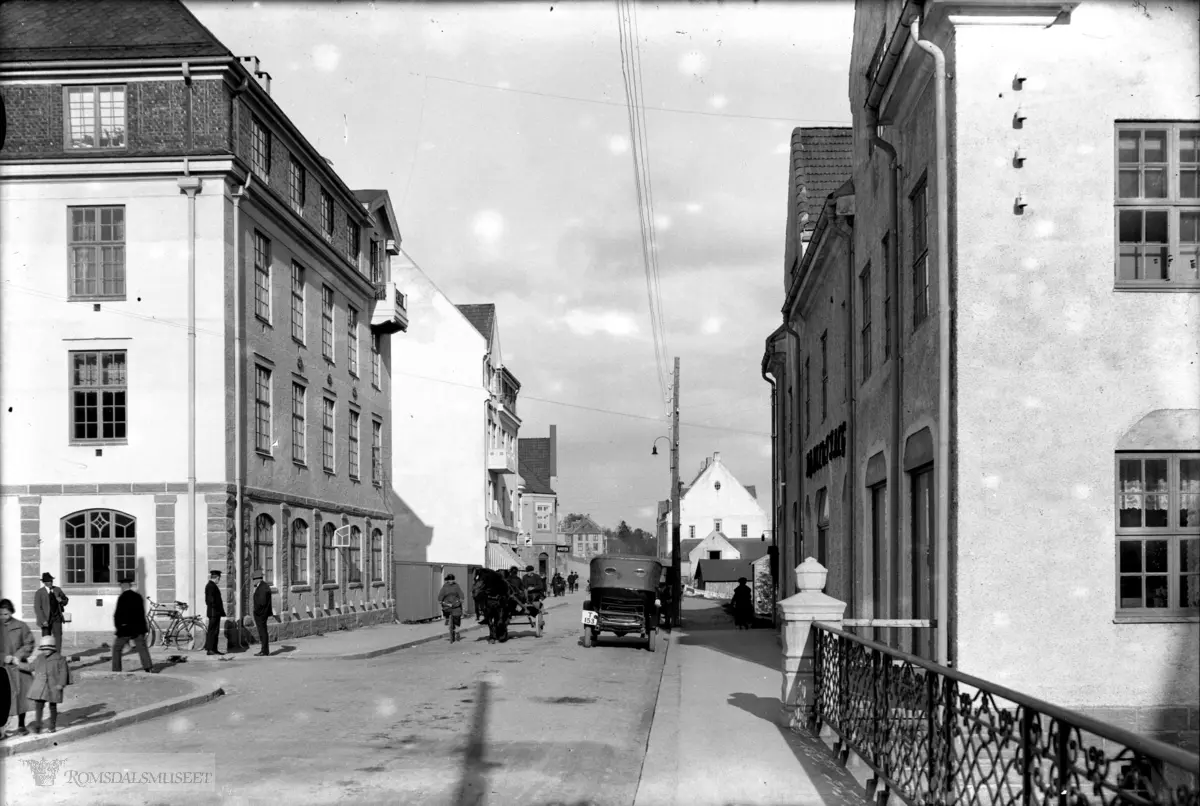 Solemdals møbelfabrikk til høyre, Posthuset (Telegrafgården) til venstre..Drosje med reg nr T-153 er en Nash tilhørende Aarø Automobilselskap.