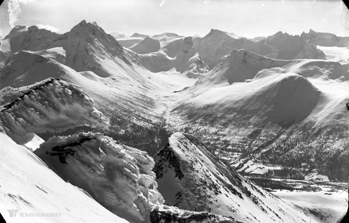 Vengedalen fra Klaua. Sneformasjoner i forgrunnen. Påsken 1936.