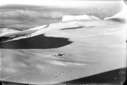 Måsvassbu ovenfra, skiløpere i forgrunnen.