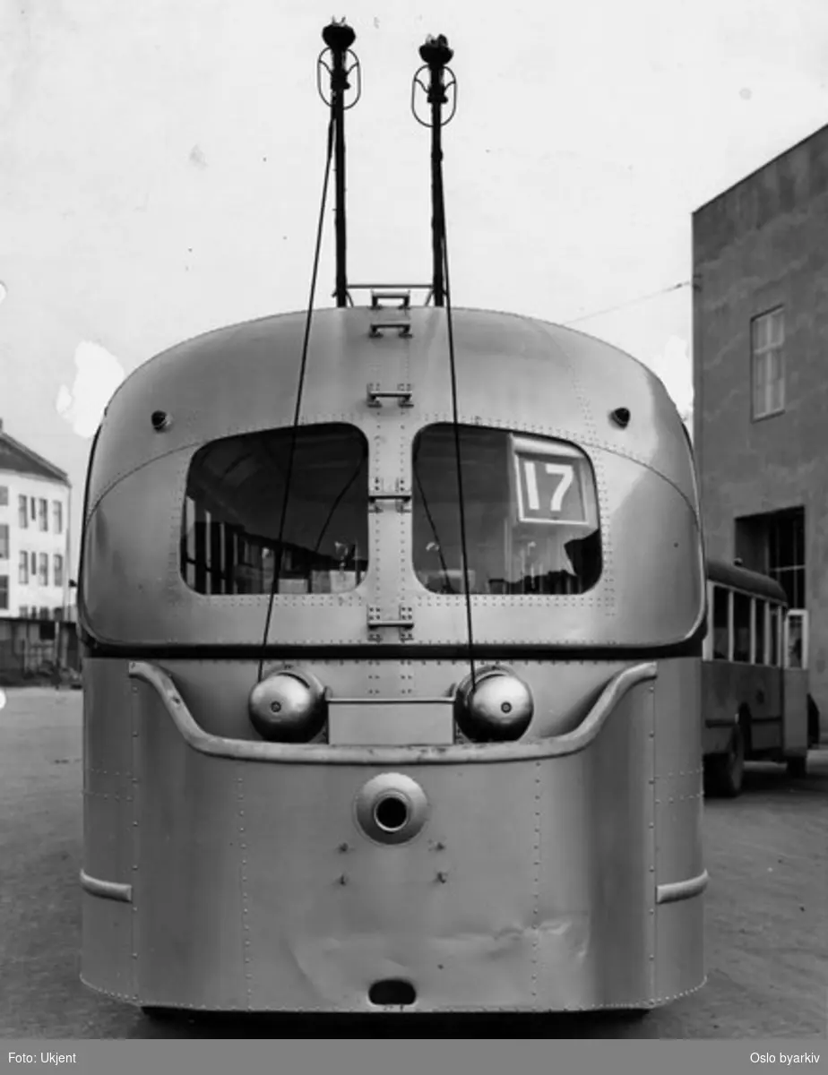 Oslo Sporveier. A-15749, trolleybuss, første trolleybuss kalt "femmøringen," fotografert bakfra ved Bjølsen bussgarasje.