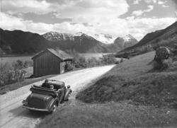Sunndalsfjorden..Melkild i bakgrunnen..Bilen er trolig en Op