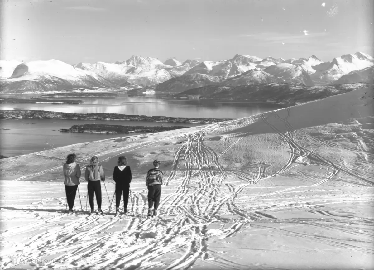 I Botnan, fire damer på ski mot Romsdalsfjella.
