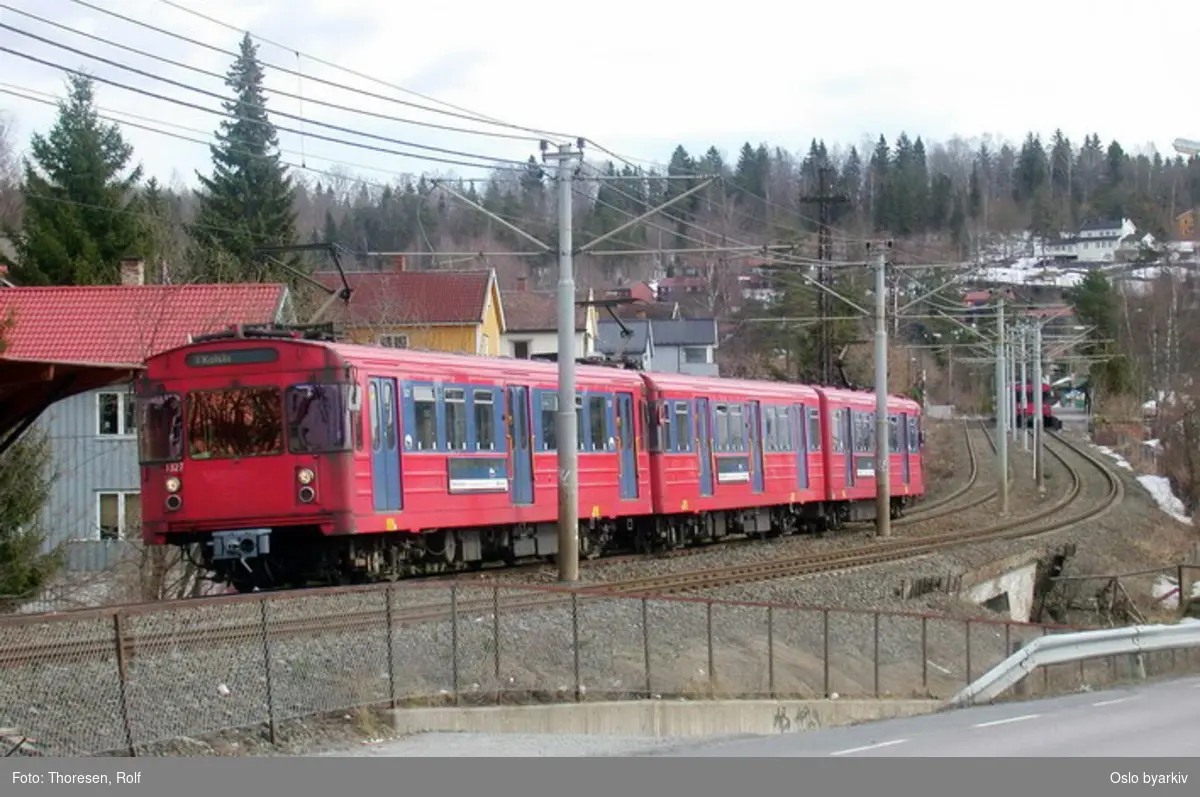 Oslo Sporveier. Kolsåsbanen. T-banevogn 1327, serie T6, i tog på vei mot Kolsås på linje 4.