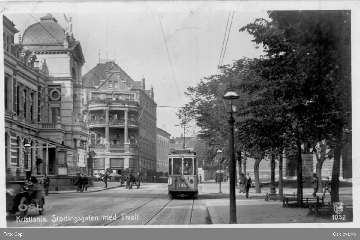 Stortingsgata ved Tivolibygningen, inngangsbygningen til Tivoli (fra 1890, revet 1934) og Hotel Continental. Trikk, åpen bil, hesteekvipasje. Gatelykter. Postkort 1032.