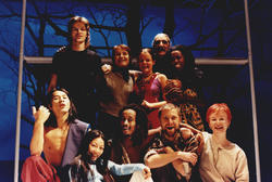 "Treet", med elever fra Nordic Black Theatres teaterskolen.K