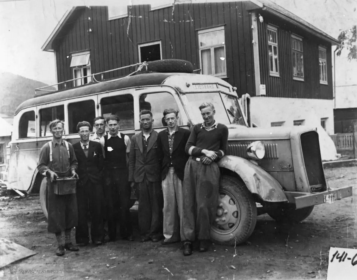 En av de første bussene til Eidsvåg Auto. ..