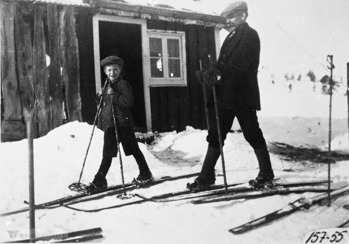 Jan Bugge, f. 1924, i lag med far sin Jon Bugge f. 08.01.1876, d. 1937 på ski i Dalheimen, Langvassdalen...