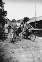 Fra husmorskolekurset på Bergtun. Elevane sykla fra Eidsøra,