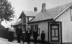 Foran butikken på Tjelle: Om handelsmenn på Tjelle, sjå Gard