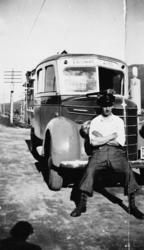 Sigmund Alstad foran en av bussene til Eidsvåg Auto..Bussen 