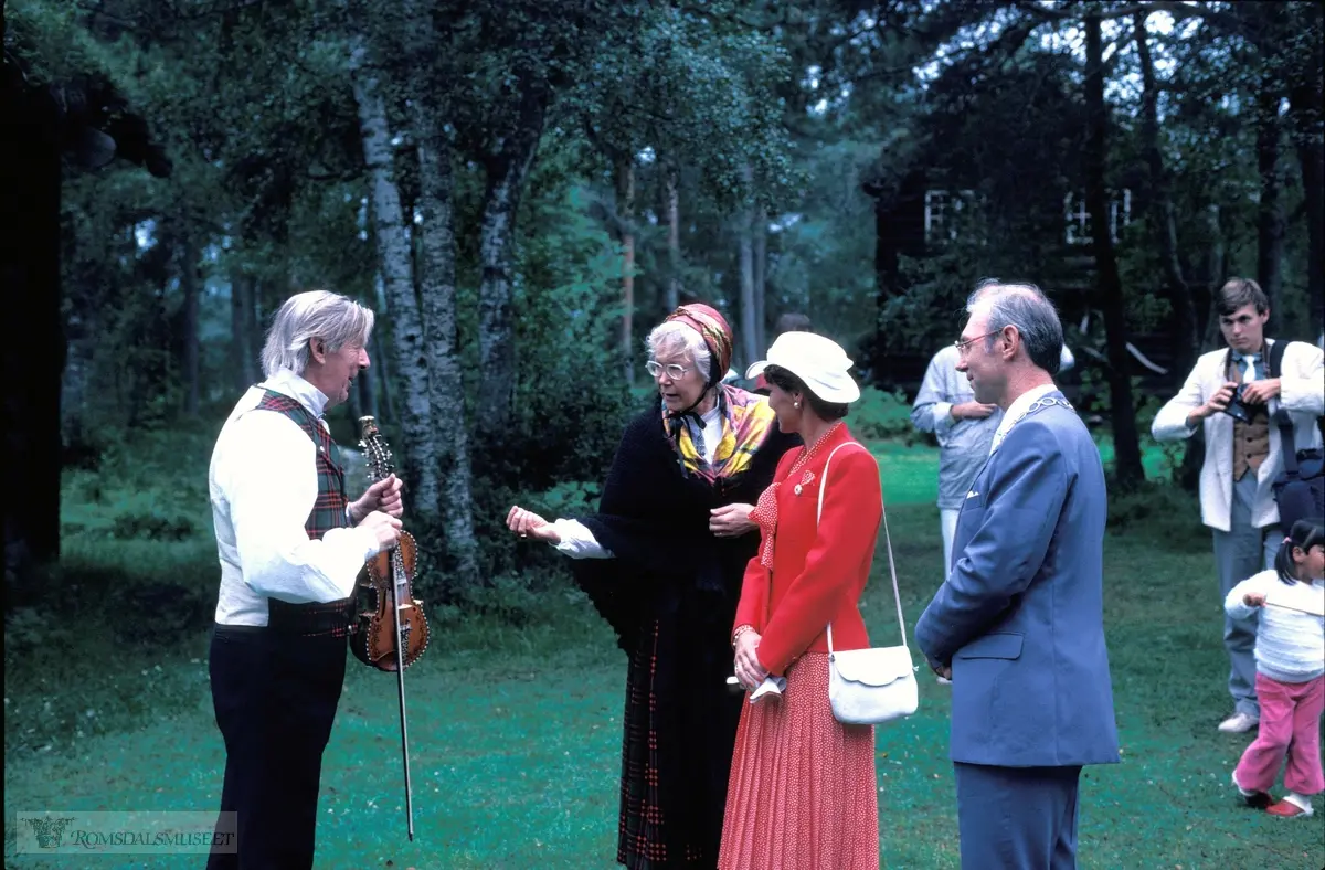 Leikarringen opptrer., Sonja besÃ¸ket 22 juli 1985Sonja besÃ¸ker Romsdalsmuseet.