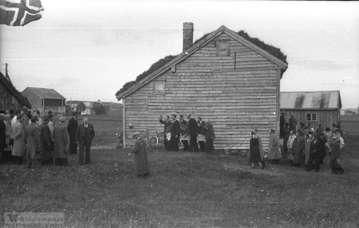 Begravelse fra tunet på Bergan. .Sørsida av gammelhuset op Bergan..Løa bak t.v er nystova..(Filbeholder 45975 datomerket 1950)