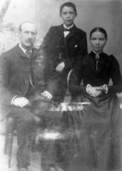 Jørgen H Gjenstad og Randi Gjenstad med konfirmantsønnen Hal