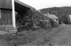 Hestens dag på Gjermundnes..Kjørebrua inn på låven bygd 1908