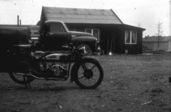 Chevrolet lastebil og en gammel motorsykkel.