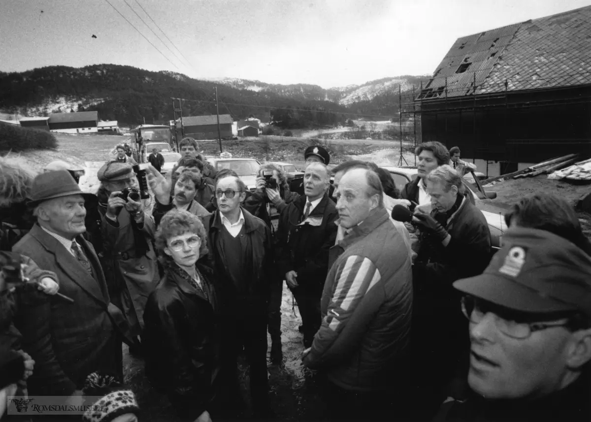 Kong Harald besøker orkanområdene i Møre & Romsdal..(Trykt i RB 9/1-1992) .Kong Harald reiser gjennom Averøy, Eide, Fræna etter orkanen.