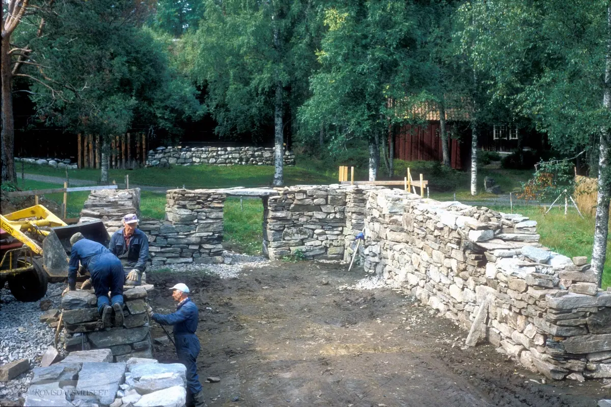 Oppbygging av grunnmuren til Hammervoll-løa.