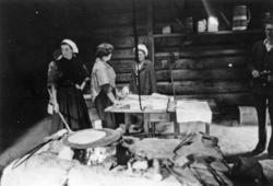 Olsok 1975 i Eldhuset, Eidestua..Elen Eide bakar, og dottra 