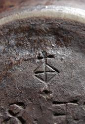 Bumerke på ein ølbolle på Romsdalsmuseet. Det er langt mello